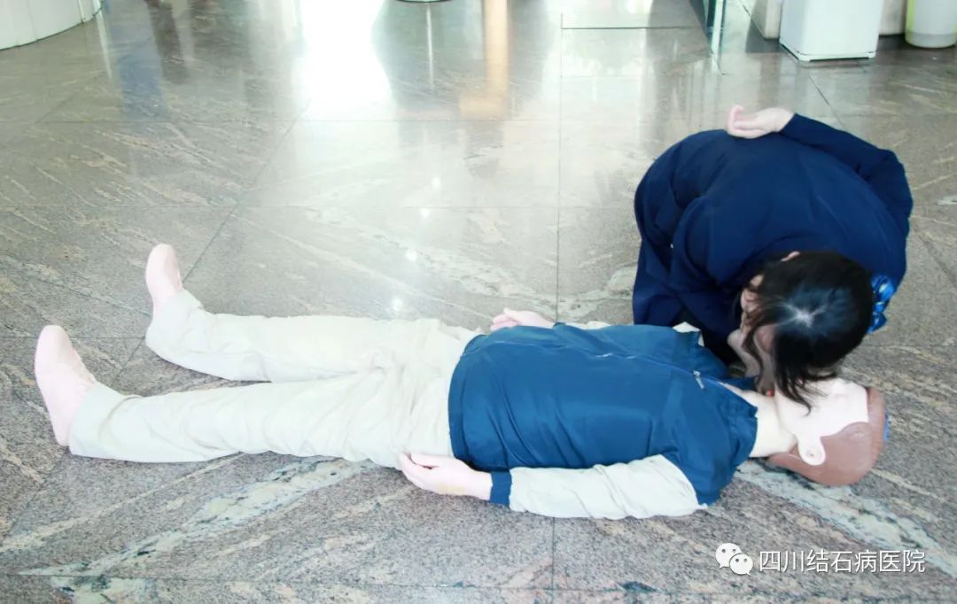 强三基 “救”演练:我院开展心肺复苏急救演练(图1) 强三基 “救”演练:我院开展心肺复苏急救演练(图1)