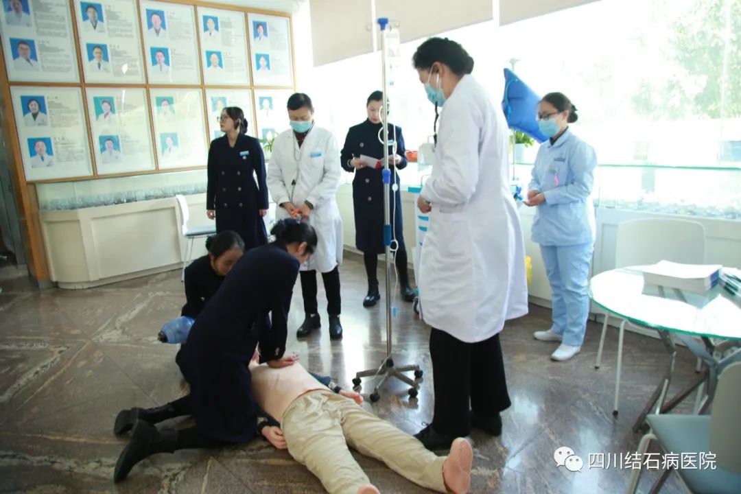 强三基 “救”演练:我院开展心肺复苏急救演练(图2) 强三基 “救”演练:我院开展心肺复苏急救演练(图2)