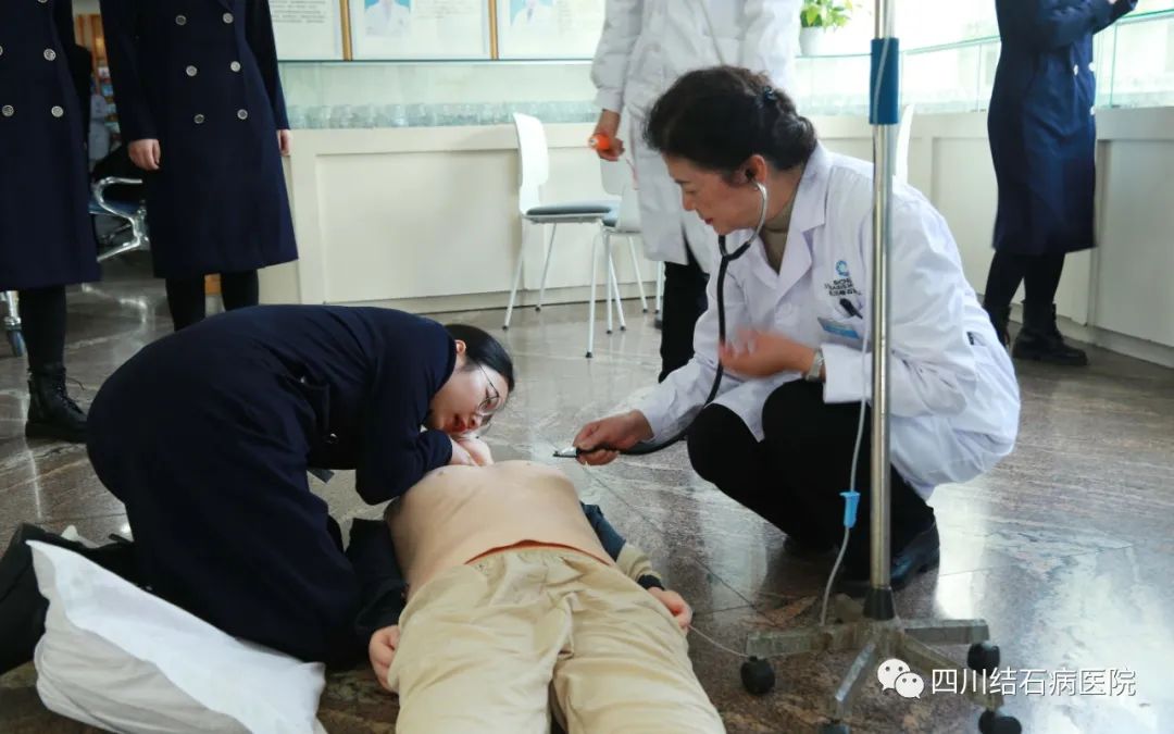 强三基 “救”演练:我院开展心肺复苏急救演练(图3) 强三基 “救”演练:我院开展心肺复苏急救演练(图3)