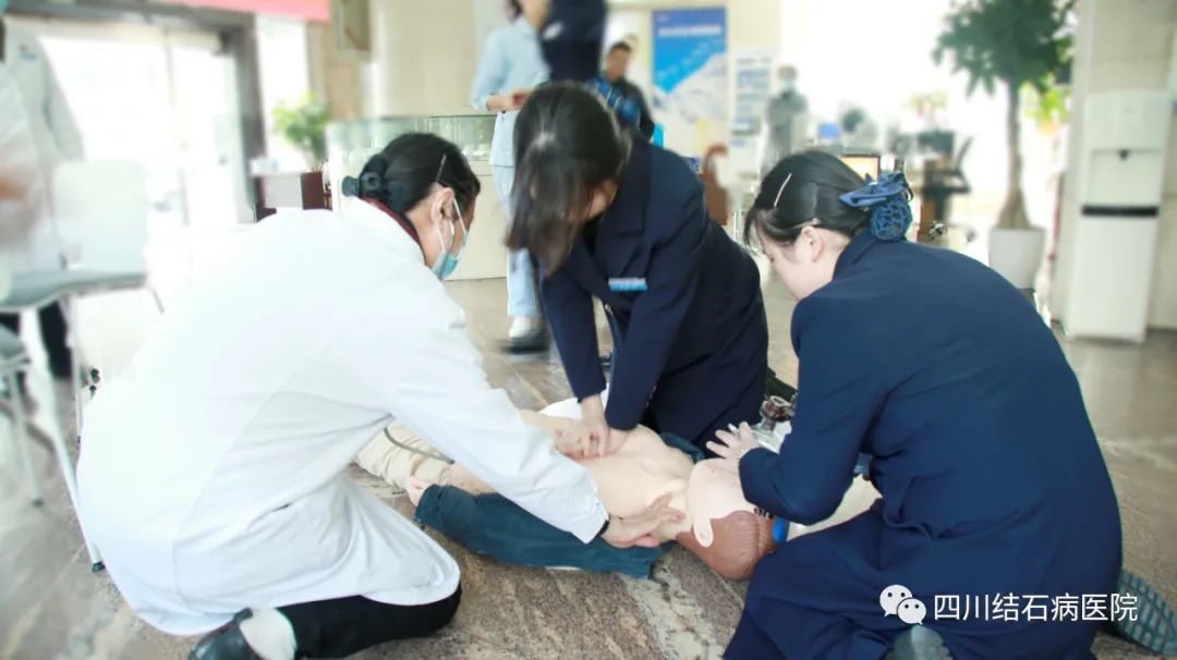 强三基 “救”演练:我院开展心肺复苏急救演练(图5) 强三基 “救”演练:我院开展心肺复苏急救演练(图5)