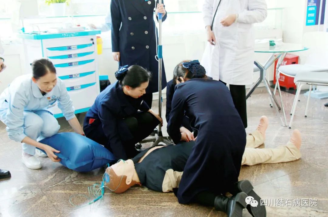 强三基 “救”演练:我院开展心肺复苏急救演练(图7) 强三基 “救”演练:我院开展心肺复苏急救演练(图7)