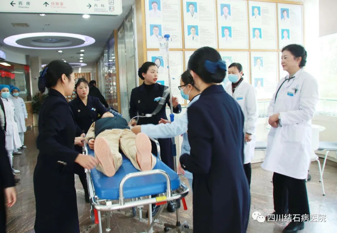 强三基 “救”演练:我院开展心肺复苏急救演练(图9) 强三基 “救”演练:我院开展心肺复苏急救演练(图9)