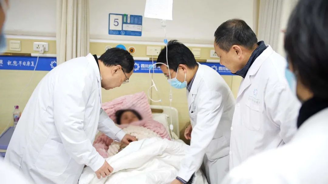 双喜临门:国家级科研课题在四川结石病医院启动!国家级保胆专家刘京山教授来院亲诊手术!(图5) 双喜临门:国家级科研课题在四川结石病医院启动!国家级保胆专家刘京山教授来院亲诊手术!(图5)