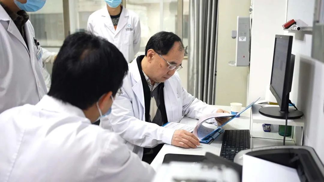 双喜临门:国家级科研课题在四川结石病医院启动!国家级保胆专家刘京山教授来院亲诊手术!(图6) 双喜临门:国家级科研课题在四川结石病医院启动!国家级保胆专家刘京山教授来院亲诊手术!(图6)