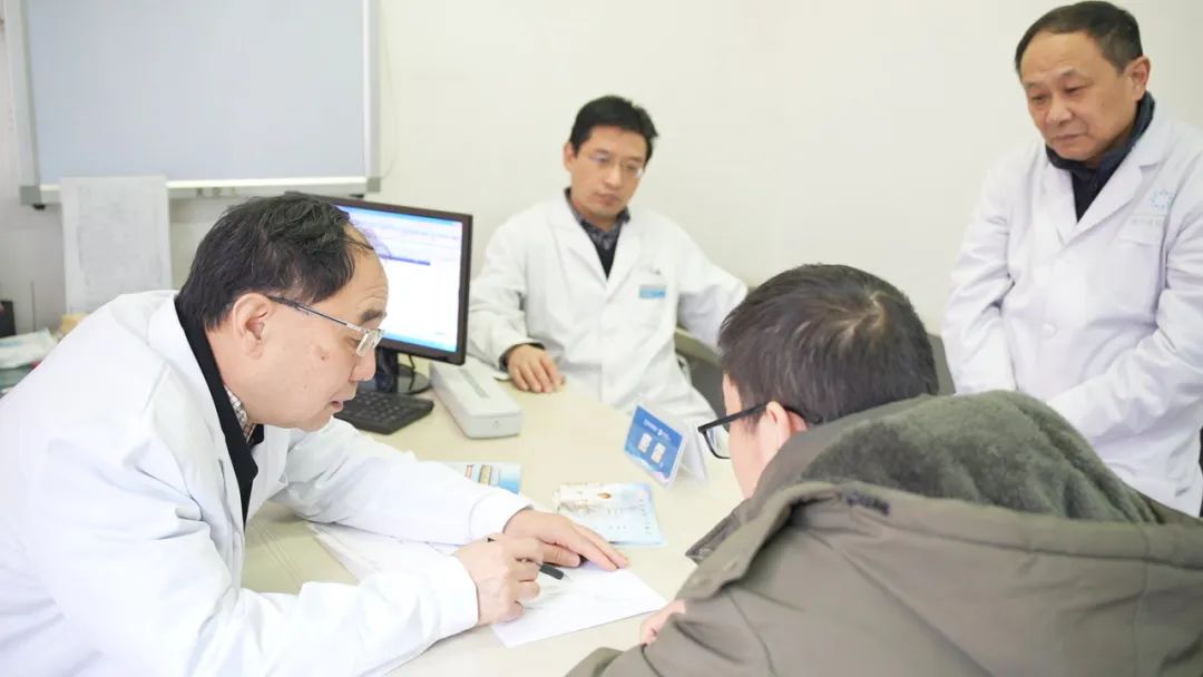 双喜临门:国家级科研课题在四川结石病医院启动!国家级保胆专家刘京山教授来院亲诊手术!(图7) 双喜临门:国家级科研课题在四川结石病医院启动!国家级保胆专家刘京山教授来院亲诊手术!(图7)