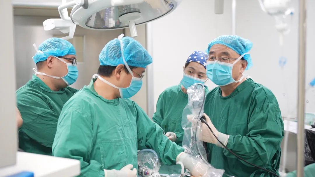 双喜临门:国家级科研课题在四川结石病医院启动!国家级保胆专家刘京山教授来院亲诊手术!(图11) 双喜临门:国家级科研课题在四川结石病医院启动!国家级保胆专家刘京山教授来院亲诊手术!(图11)