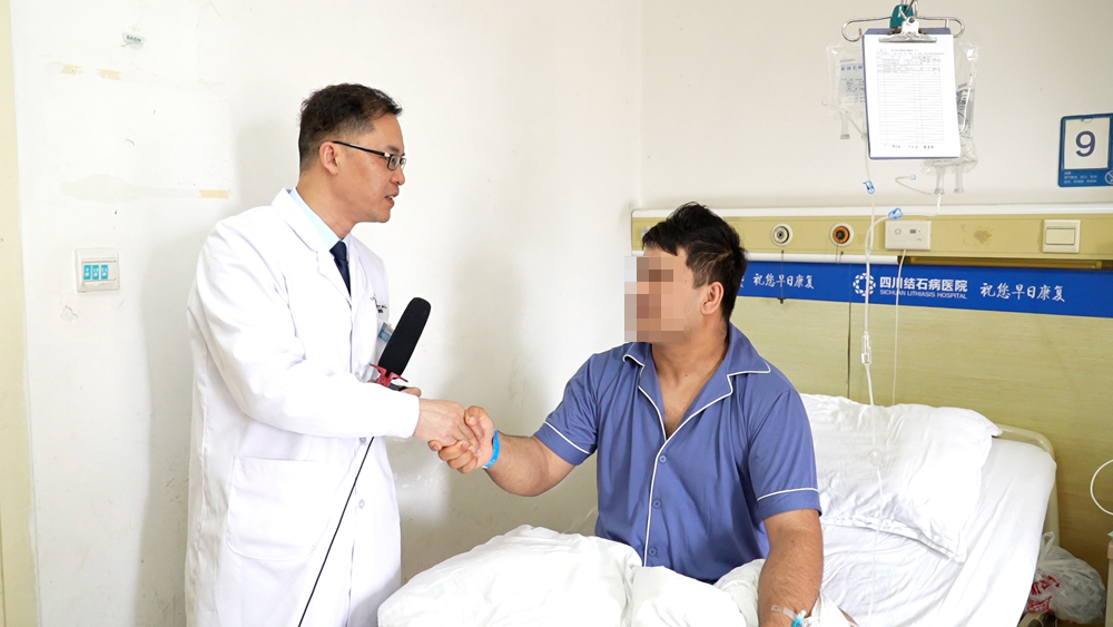 成都保胆取石专科医院为男子成功保胆取出733颗胆结石(图2) 成都保胆取石专科医院为男子成功保胆取出733颗胆结石(图2)