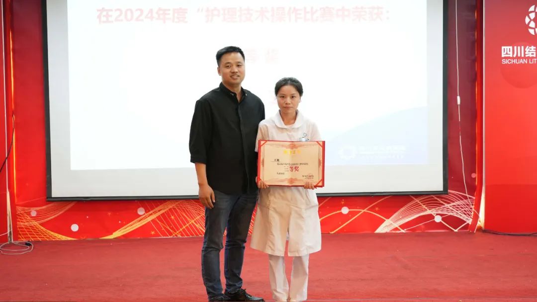 天使如花,美丽绽放!四川结石病医院举办庆祝5.12国际护士节暨表彰大会(图7) 天使如花,美丽绽放!四川结石病医院举办庆祝5.12国际护士节暨表彰大会(图7)