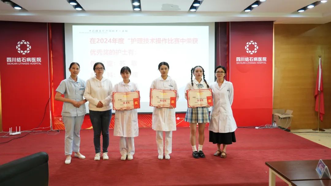 天使如花,美丽绽放!四川结石病医院举办庆祝5.12国际护士节暨表彰大会(图8) 天使如花,美丽绽放!四川结石病医院举办庆祝5.12国际护士节暨表彰大会(图8)