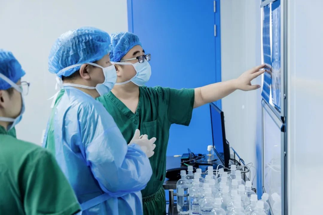 案例分享:又见“巨无霸”!男子肾脏取出8公分铸型结石【四川肾结石专科医院】(图3) 案例分享:又见“巨无霸”!男子肾脏取出8公分铸型结石【四川肾结石专科医院】(图3)