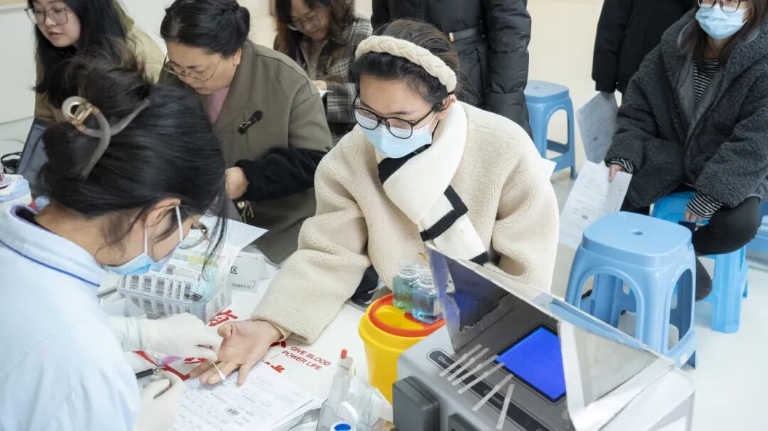 当“天使白”献上“热血红”:我院积极响应卫健局无偿献血活动(图3) 当“天使白”献上“热血红”:我院积极响应卫健局无偿献血活动(图3)