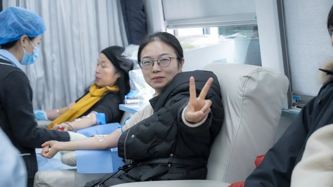 当“天使白”献上“热血红”:我院积极响应卫健局无偿献血活动(图4) 当“天使白”献上“热血红”:我院积极响应卫健局无偿献血活动(图4)