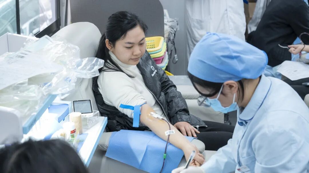 当“天使白”献上“热血红”:我院积极响应卫健局无偿献血活动(图6) 当“天使白”献上“热血红”:我院积极响应卫健局无偿献血活动(图6)