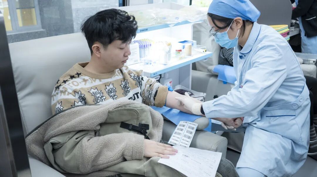 当“天使白”献上“热血红”:我院积极响应卫健局无偿献血活动(图8) 当“天使白”献上“热血红”:我院积极响应卫健局无偿献血活动(图8)