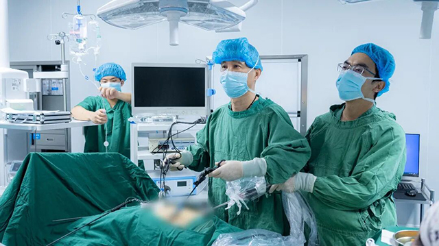 【媒体报道】痛！减肥每天只吃一顿饭，18岁女孩失去这个器官(图4)