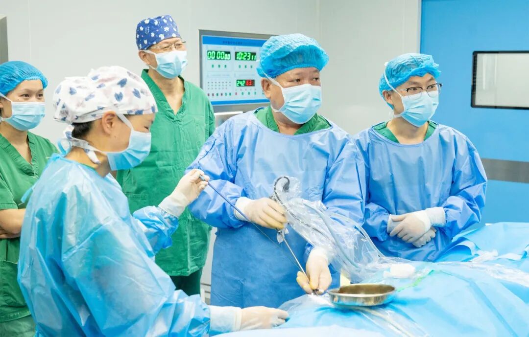 又一颗复杂「鹿角形铸型结石」,四川结石病医院专家一次性“清剿”!(图4) 又一颗复杂「鹿角形铸型结石」,四川结石病医院专家一次性“清剿”!(图4)