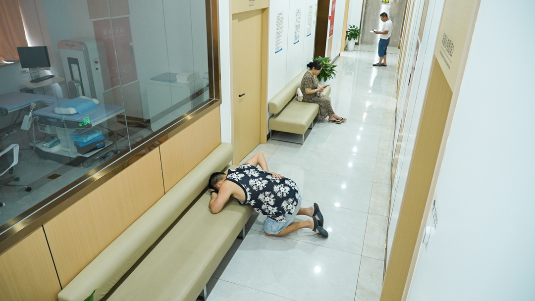 【媒体报道】一米八壮汉痛倒进急诊!这种病夏季高发,六成患者喝水少(图2) 【媒体报道】一米八壮汉痛倒进急诊!这种病夏季高发,六成患者喝水少(图2)