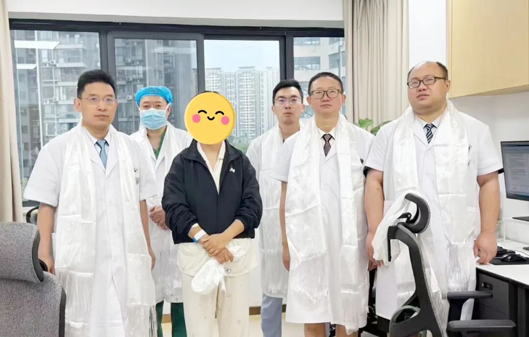 西藏到成都：她送上哈达背后的“无管”秘密【四川结石病医院】(图1)